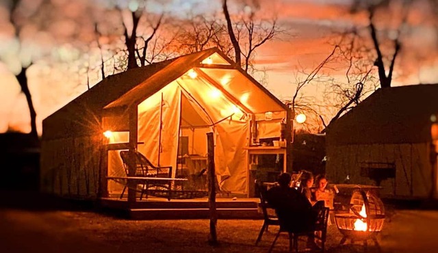 Beautiful Glamping Retreat Destination: Tranquil Safari Tent on the San Marcos River near Kingsbury, Texas
