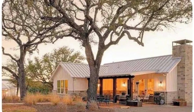 Beautiful New Hill Country Farmhouse. Near Weddings, Wineries and Star Gazing.