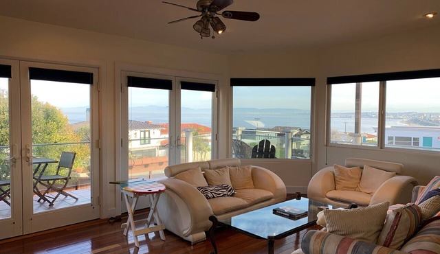 Beautiful ocean view, 5 minutes walk to beach!