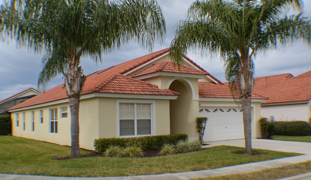 Beautiful villa in gated 5 Bdrm 4 bath private pool and spa near Disney