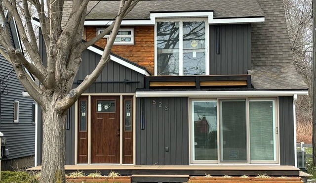 Beautifully Furnished 3-Bedroom Home with Lake View - Five minutes to I96 and M5