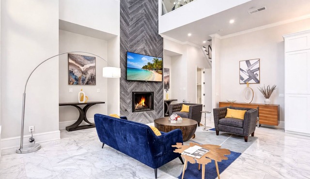 Best Area of Dallas - Luxury Oak Lawn Oasis, Game Room, Parking, Balcony