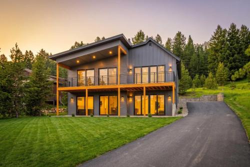 Big Sky Sanctuary -Mountain Views & Deck & Trail Access