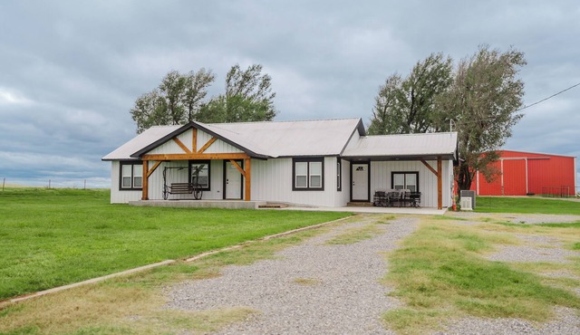 Blondies Lodge, Sleeps 10, Peaceful Ranch Getaway Minutes from Elk City