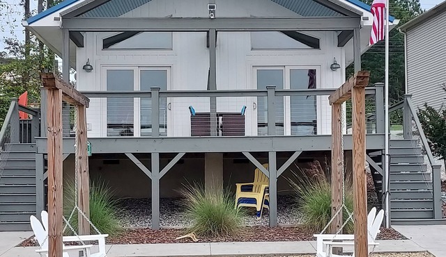 Blue View charming lakeside cottage with large deck and beautiful lake views