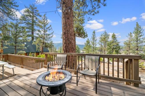 Boulder Bear - Modern mountain home in a desirable area of Big Bear with peek-a-boo lake views