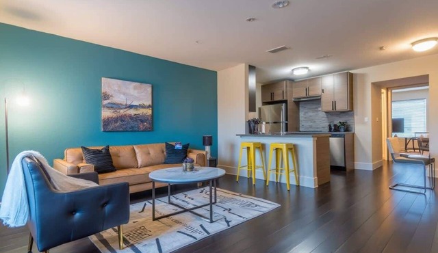 Boulevard Stays 8 mins to Downtown King Bed Pool, Parking Gym 01