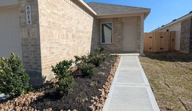 Brand New Built Modern Oasis-8 Minutes from IAH Airport and restaurants/stores.