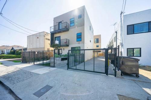 BRAND NEW house 4BR 4BA in Los Angeles with Parking)