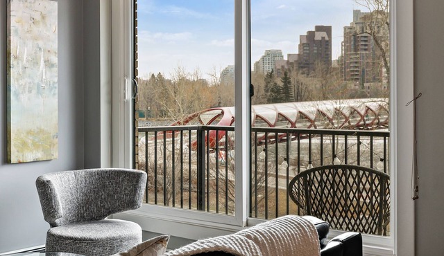 Bridgeview #2- 2BR condo with free parking