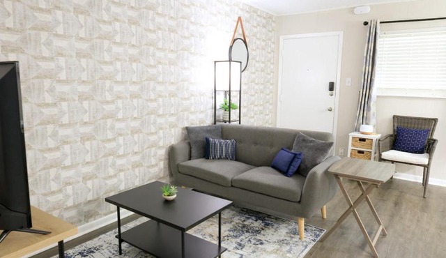 Bright 1BR Near UT 10 Min Downtown