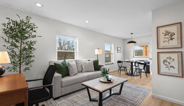 Bright & Airy 1BR w/Workspace + Laundry | WiFi, in Eastpointe