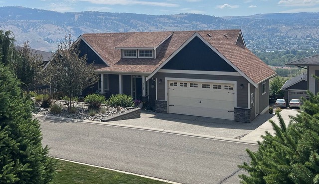 Bright and beautiful 2 bedroom 2 bath, breathtaking views. 3- 4 month stay only