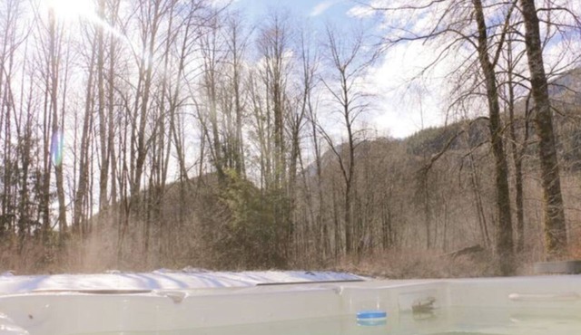 Bright & Spacious Riverside House in Quiet Squamish Neighbourhood W/Hot Tub