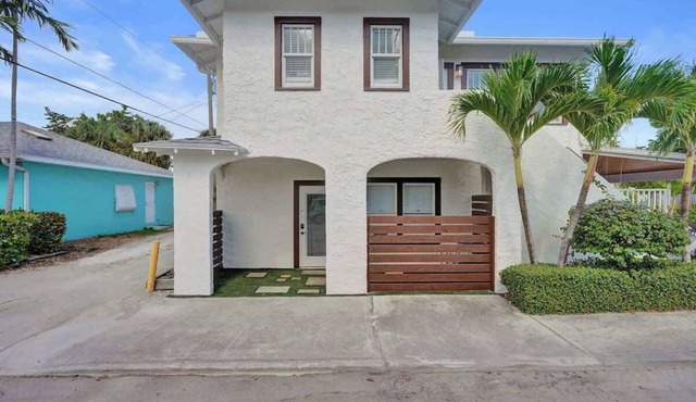 Bright Studio Retreat w/Kitchen at Lake Worth