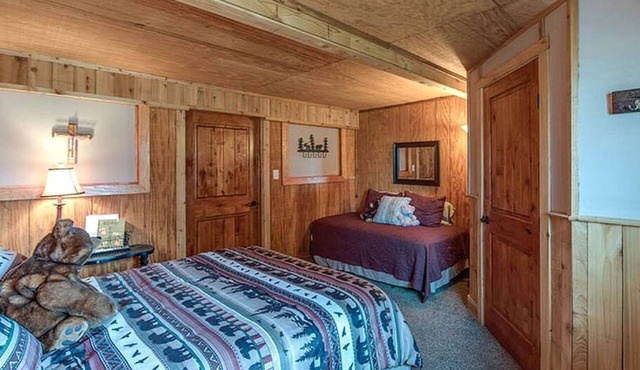 Brilliant Wooden Cabin in Round Top, Texas