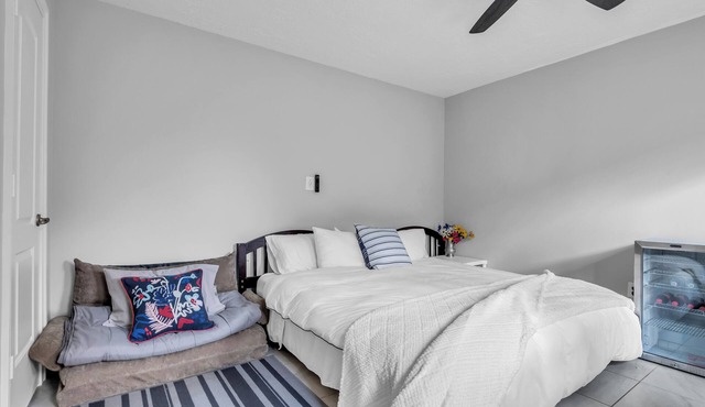 Bungalow-King Bed-Sleeps 4 - Energy Corridor -Garage + Kitchen + Park + 2 patios