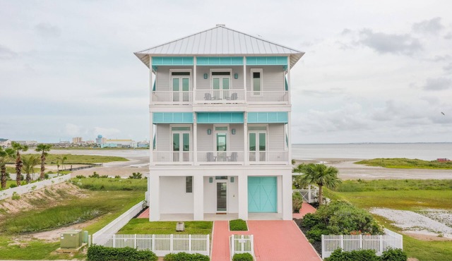 Casa Sirena beautiful 4br home with private pool on the bay!