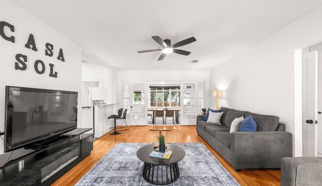Casa Sol on Manor Near UT Walkable East Austin Hot Spots Sleeps 8