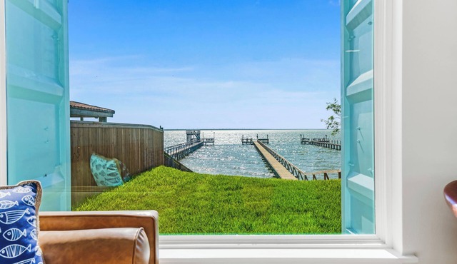 Castaways Cabin on Baffin Bay with Private Pier