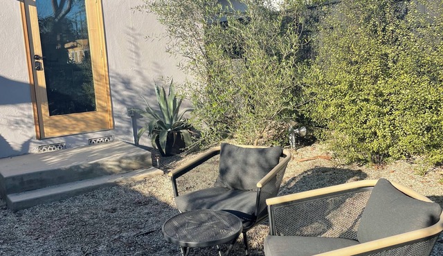 Charming 1-bedroom apartment in a quiet neighborhood in Los Angeles.