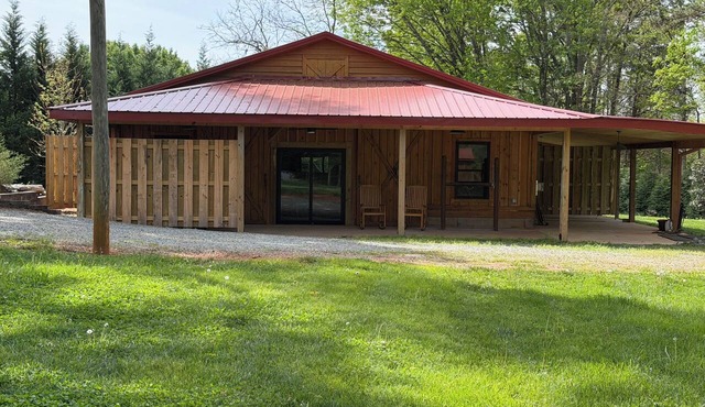 Charming 1BR Barn Retreat – Close to Hospitals, Parks & Town in Mooresville