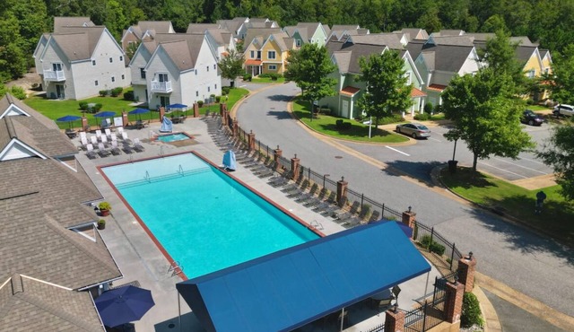 Charming 2-bdrm, 2 baths resort, WiFi in lovely Williamsburg, Virginia.