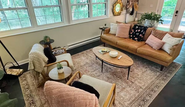 Charming 2-bedroom retreat nestled in the pines on a pond. 15 minutes from UNC