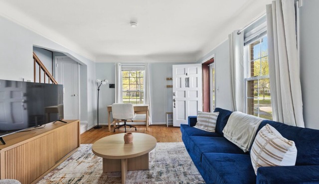 Charming 2-bedroom townhome 2 min from Downtown Royal Oak Will take long Stays!