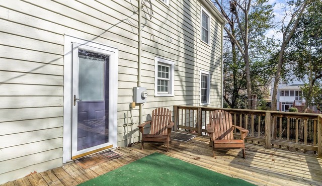 Charming 2-bedroom farmhouse with WiFi and AC in Fayetteville