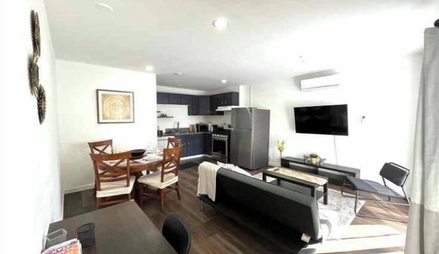 Charming 2-Bedroom Guesthouse, Private, fully fenced Backyard, near Culver City!