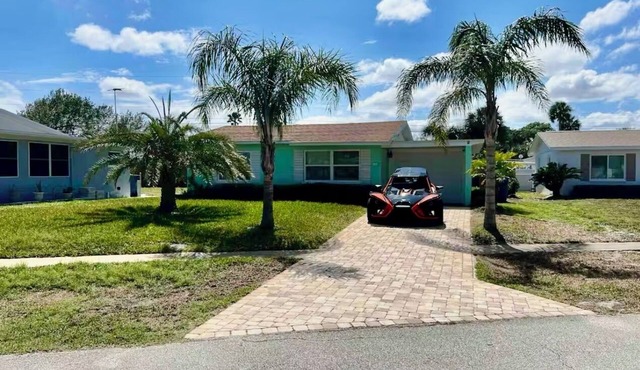 Charming 2-bedroom house in welcoming Ormond Beach with wifi, AC, and more.