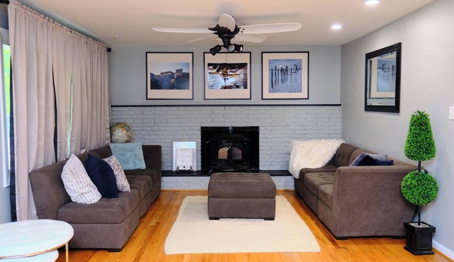 Charming 3 bedroom. 6 bed house, Peaceful, overlooking nature, Great for groups!