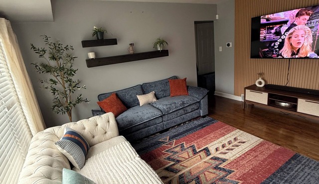 Charming 3-bedroom house in fabulous Royal Oak with WiFi, yard w fence- Pets OK