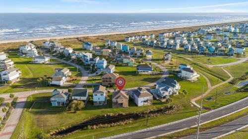 Charming Beachside Retreat: Steps from the Sand and Surf