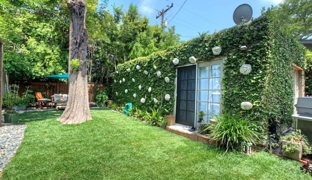 Charming, beautiful West Hollywood Guesthouse with full kitchen, WiFi & parking