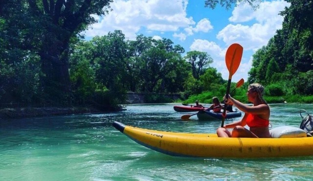 Charming Cabin on the San Marcos River, comfortable, clean, fun, lots to do! L3