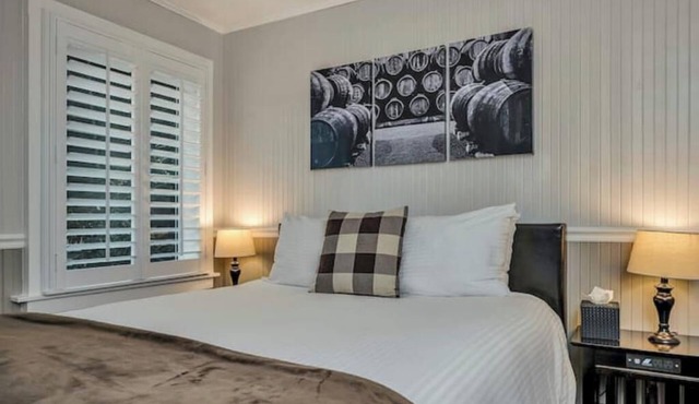 Charming Queen Room near Downtown Calistoga.