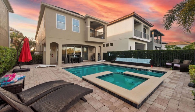 Charming stay w/theater, game room & pool
