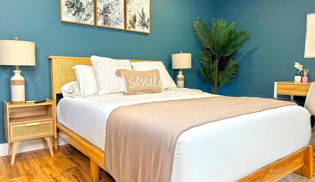 Charming Studio Room | 5 Min to DownTown | Self Check-In | 75" TV