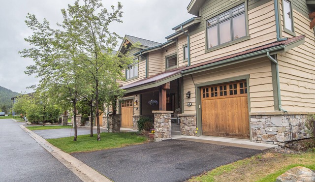 Charming Townhome! Private Patio And Grill! 15 Min to Resort! 10 Min Walk to Shu