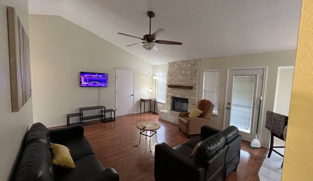 Cheerful 2 Bedroom Home w/Parking in Central South Austin Pet Stays for Free !