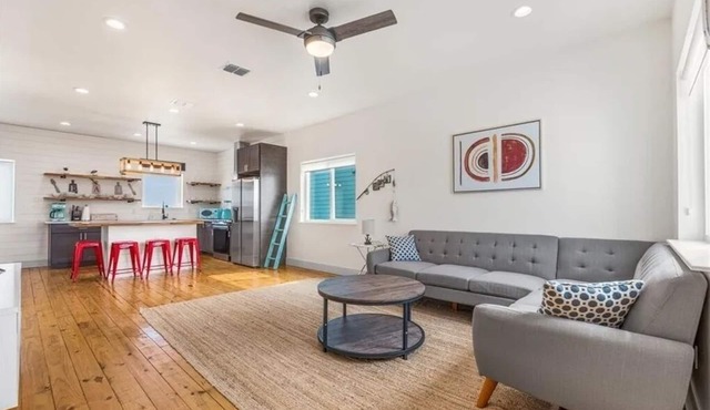 Cheerful 4 Bedroom home with beach views!