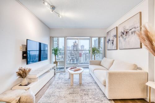Chic Bright Condo Next to BC Place & Free Parking