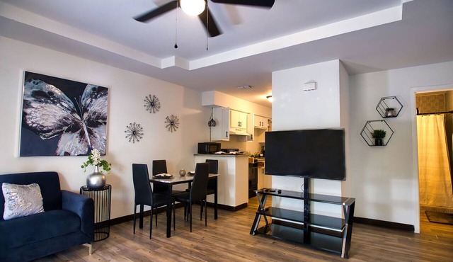 Chic & Cozy 2 bedroom/1 bathroom - RATED BEST
