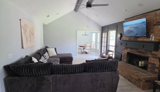 Christie Drive Retreat - Brand new to VRBO fully updated 3-bed, 2/bath house.