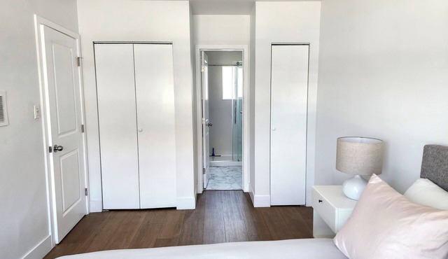 Clean and Modern 1-bedroom house in the heart of Los Angeles with AC