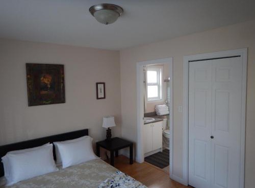 Clean and Quiet 2 bdr 2 bthr private entrance entire guests suite near Coquitlam Center mall and skytrain