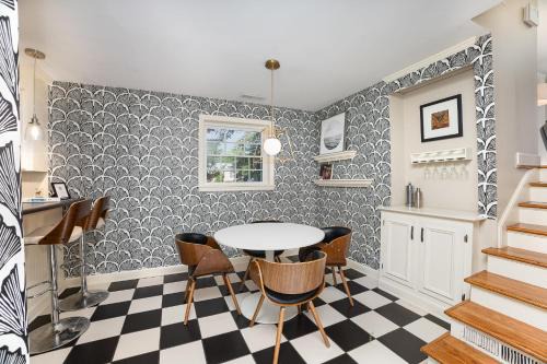 Close 2 Southpark Pet Friendly w Fenced-In Yard