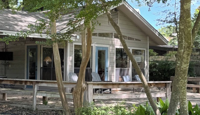 Close in Lake Austin lake front setting, family friendly home, not a party venue